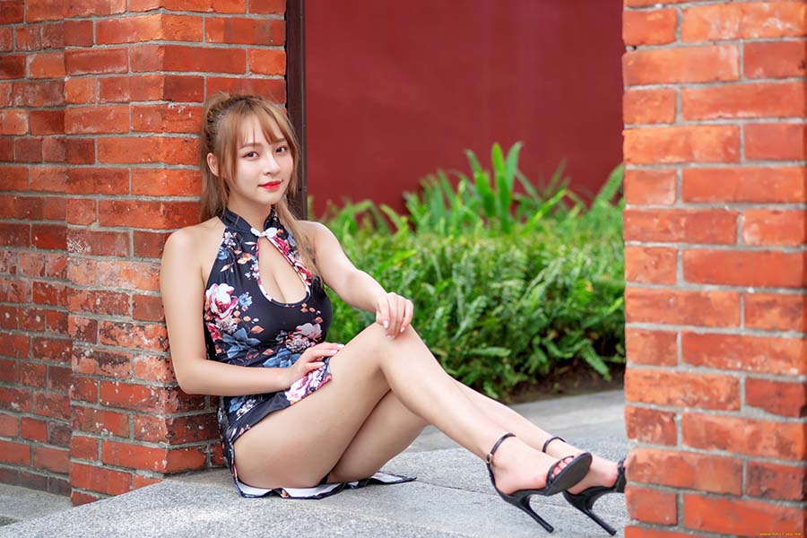 Girls in short dresses in Yiwu
