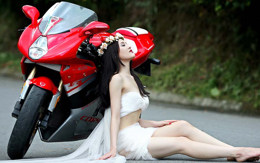 Beautiful girls and motorcycles in Yiwu