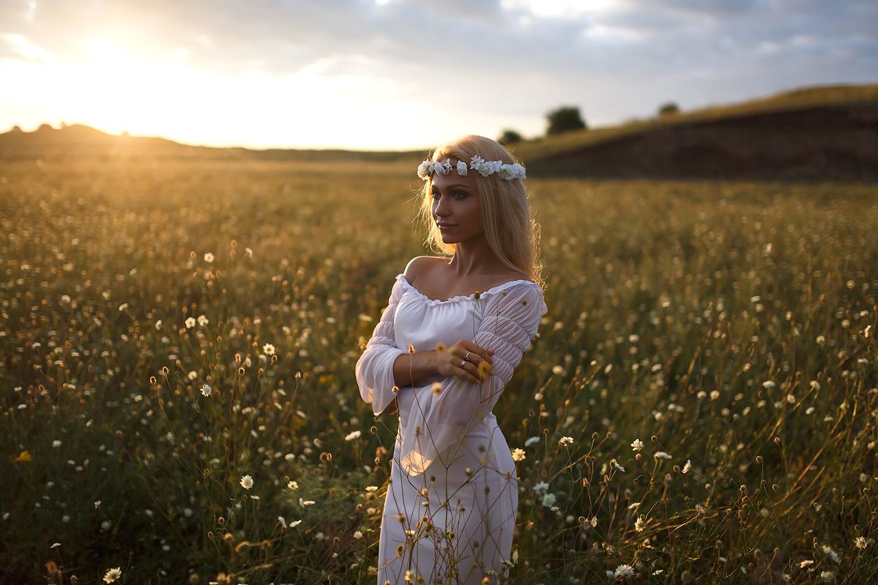 Girls in Slavic costumes in Yiwu