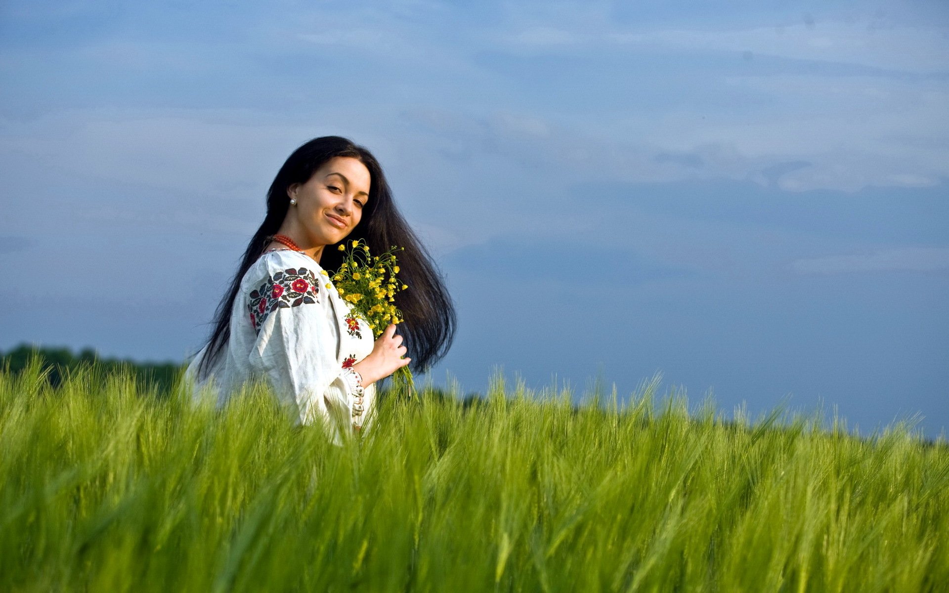Girls in Slavic costumes in Yiwu