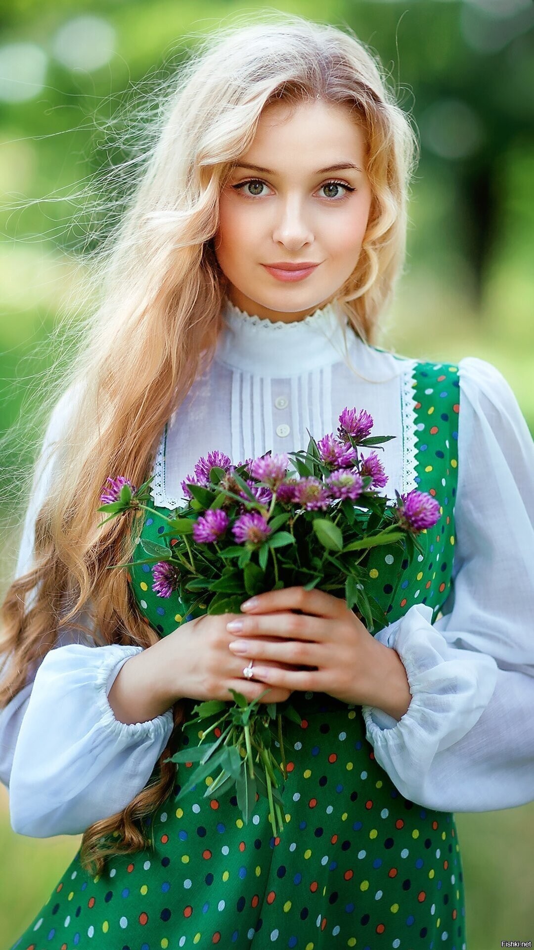 Girls in Slavic costumes in Yiwu