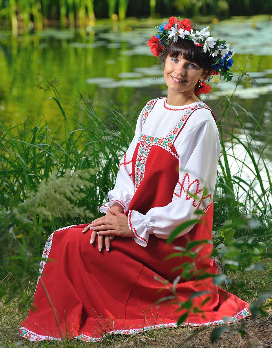 Beautiful girl Girls in Slavic costumes in Yiwu