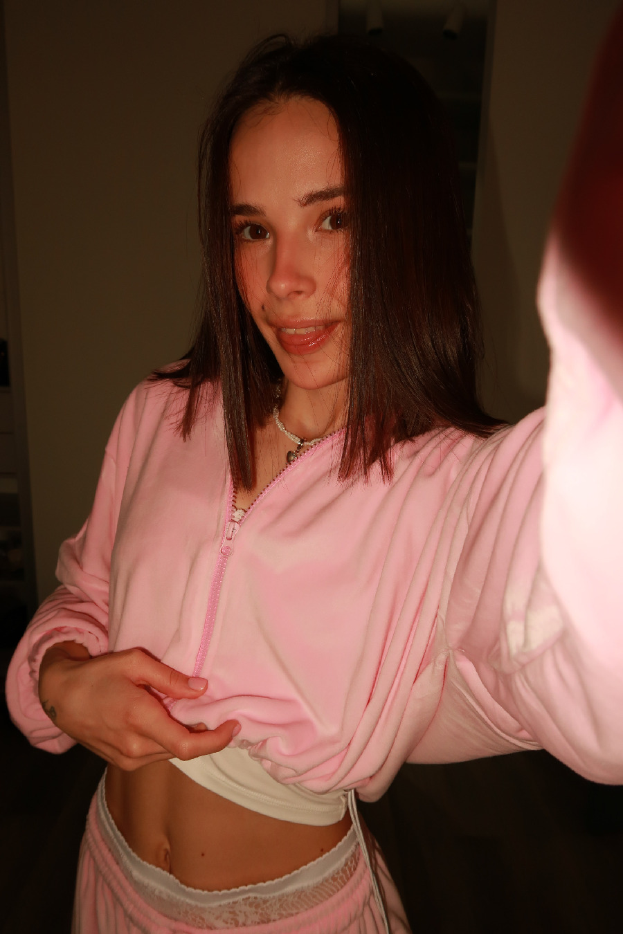 Tina brings the glow — live moments in Yiwu